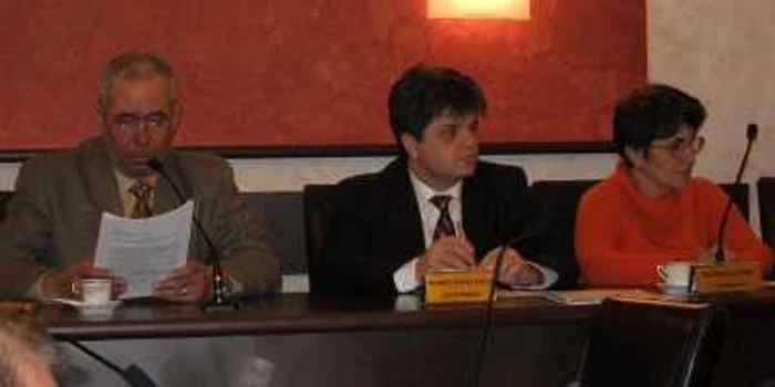 Romeo Răulescu (centru)