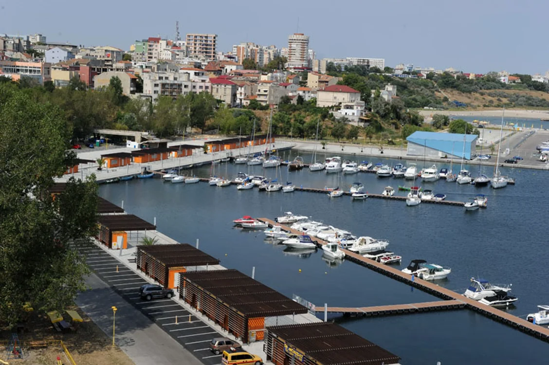 Aflat în Portul Tomis, polițistul a primit 3.000 de euro de la denunțătorul său