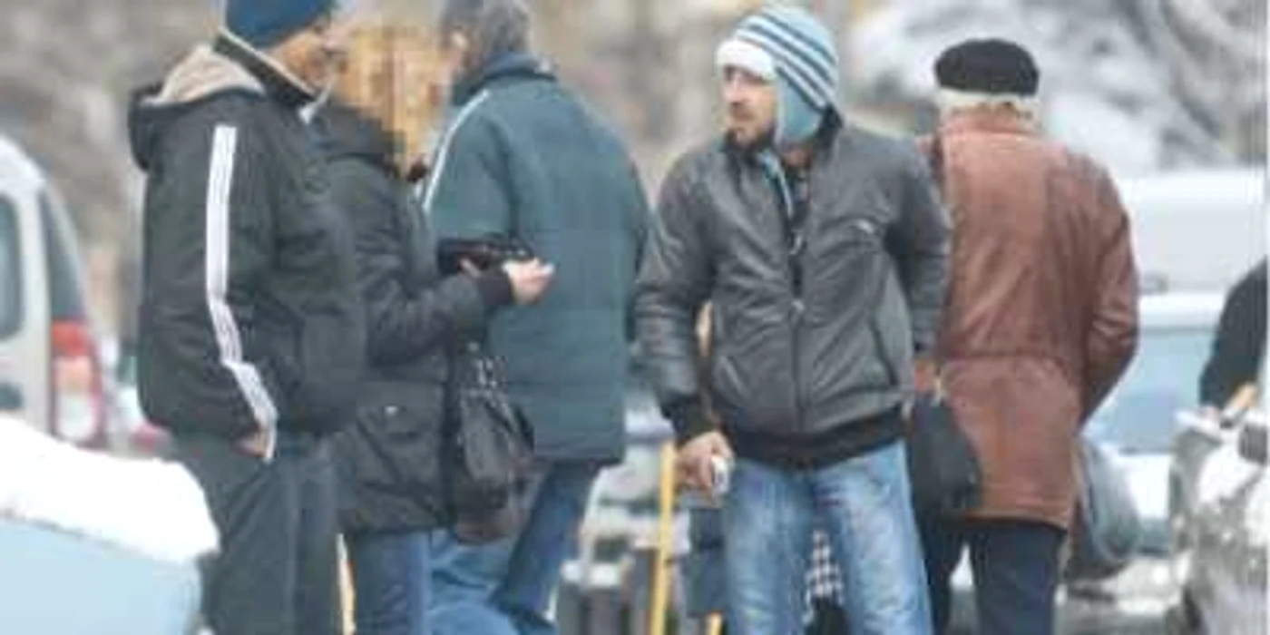 Paparazzii „Adevărul“ au surprins ieri în zona Obor din Bucureşti mai mulţi speculanţi în timp ce vindeau ţigări netimbrate