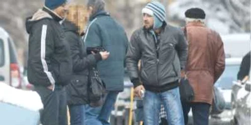 Paparazzii „Adevărul“ au surprins ieri în zona Obor din Bucureşti mai mulţi speculanţi în timp ce vindeau ţigări netimbrate