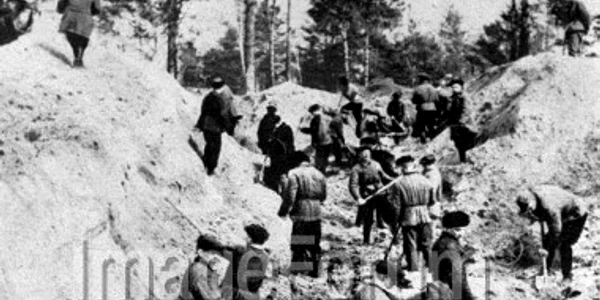 Aprilie 1943 - Trupele germane descoperă gropile comune în care se aflau prizonerii executaţi
