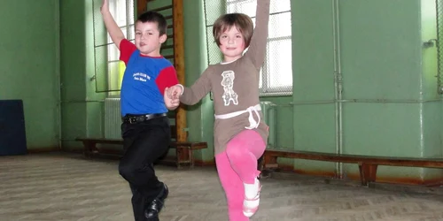Antonia Ruba şi Mircea Torok, ambii de 6 ani, premianţi în concursuri, au fost ieri la cursuri private în cadrul „Dans Club ‘92“