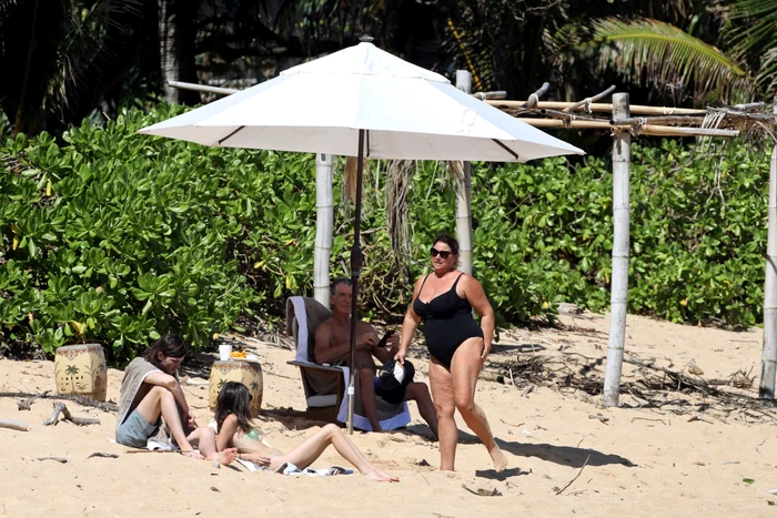 Pierce Brosnan s-a relaxat la plajă alături de familia lui