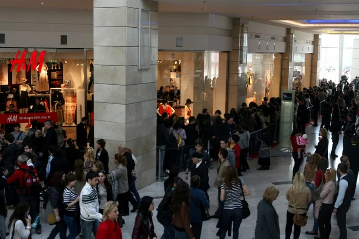 Oamenii au fugit panicaţi către ieşire