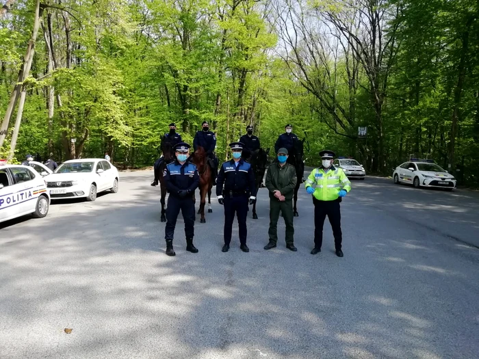 Polițiștii, alături de militari și jandarmii călare păzesc deja Pădurea Băneasa