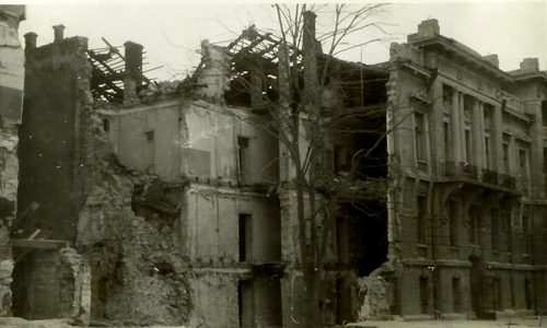 1941, octombrie. Odessa. Ruinele sediului Comandamentului Militar Odessa distrus de explozie (© ANR, SANIC, fond Președinția Consiliului de Miniștri - Cabinet Militar, dosarul 365/1942, fila 19)