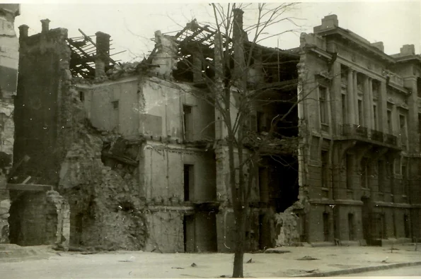 1941, octombrie. Odessa. Ruinele sediului Comandamentului Militar Odessa distrus de explozie (© ANR, SANIC, fond Președinția Consiliului de Miniștri - Cabinet Militar, dosarul 365/1942, fila 19)