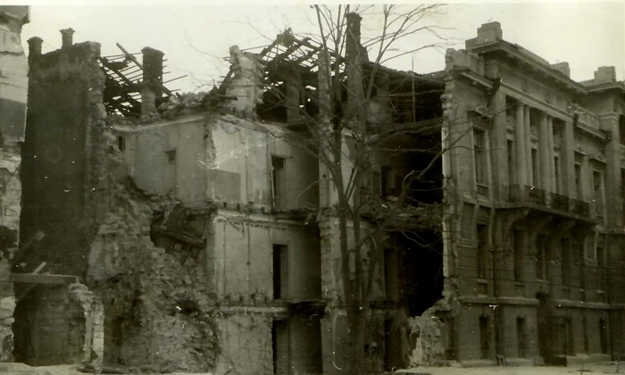 1941, octombrie. Odessa. Ruinele sediului Comandamentului Militar Odessa distrus de explozie (© ANR, SANIC, fond Președinția Consiliului de Miniștri - Cabinet Militar, dosarul 365/1942, fila 19)