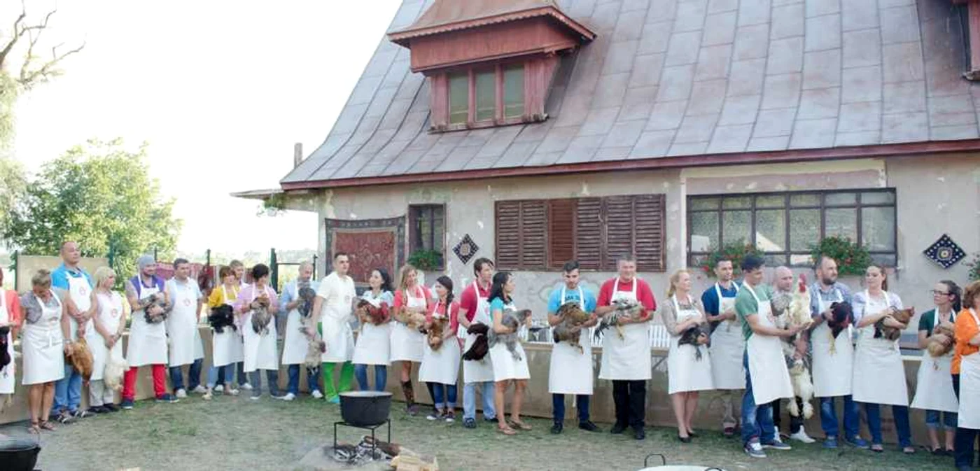 Concurenţii au avut o probă care i-a pus în dificultate: jumulirea şi eviscerarea unei găini FOTO Pro TV