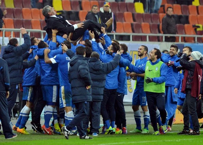 Fernando Santos, aruncat în aer de bucurie de jucătorii greci, pe "Arena Naţională", după obţinerea calificării. FOTO: Răzvan Păsărică