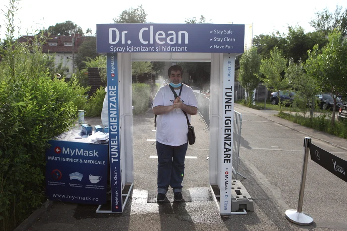 Gheorghe Chelu, reporterul Click!, trecând prin tunelul dezinfectant