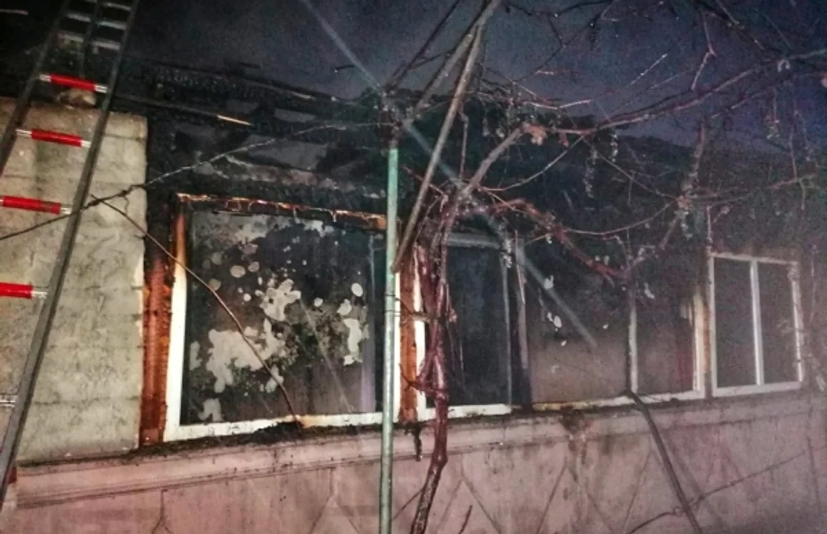 Casa distrusă de incendiu foto ISU Giurgiu