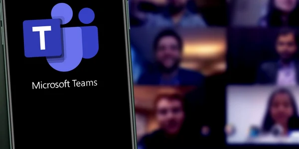 Microsoft Teams smartphone echipa comunicare aplicatie FOTO Shutterstock