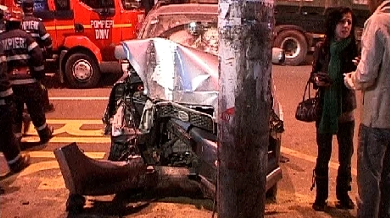 
    Accidentul s-a produs pe fondul neatenţiei la volan  