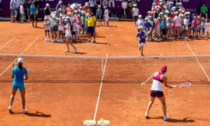Simona Halep si Monica Niculescu au jucat tenis cu copiii jpeg