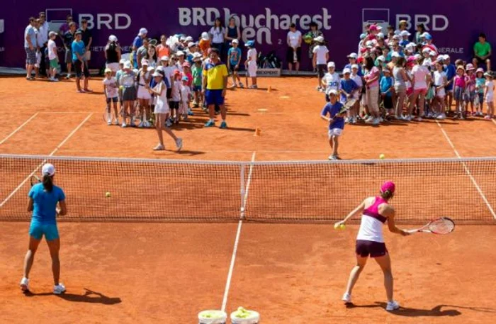 Simona Halep si Monica Niculescu au jucat tenis cu copiii