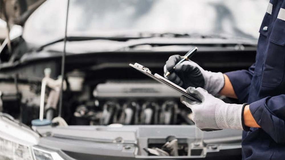 Ce trebuie să știi înainte să mergi la un service de mecanică auto