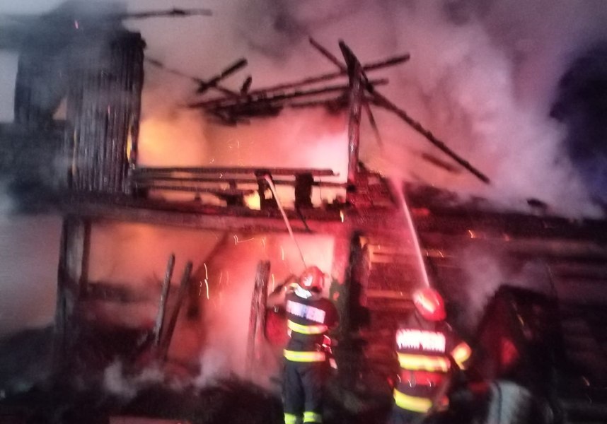 Dezastru nocturn provocat de flăcări la o firmă din Neamţ. Un bărbat a fost găsit carbonizat 