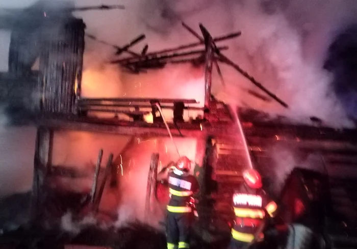 Incendiul s-a soldat cu mari pagube FOTO ISU Neamț