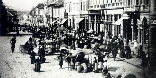 Târg în Piaţa Unirii, fotografie din 1887 (foto: cluj.travel)