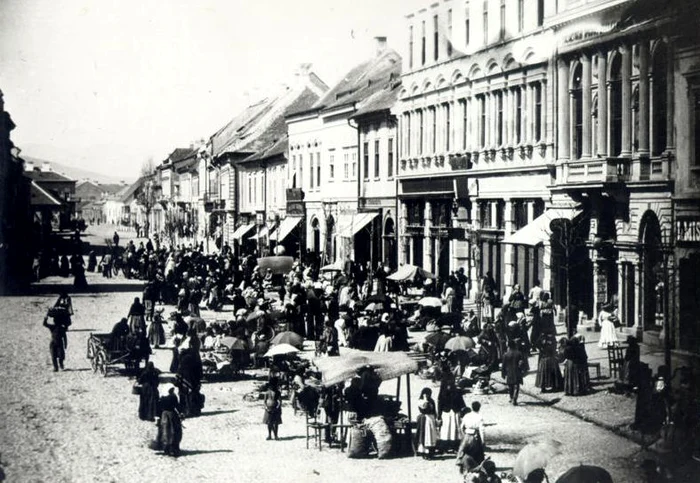 Târg în Piaţa Unirii, fotografie din 1887 (foto: cluj.travel)