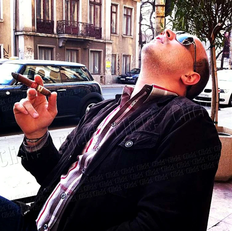 
    Vlad Huidu se relaxează prin cafenele  