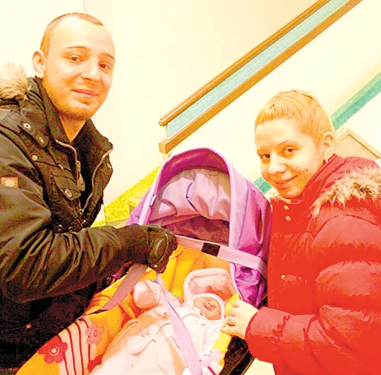 
    Solistul trupei El Proyecto, Robert Andrei (23 de ani), şi soţia lui, Andreea Niculae (23 de ani  