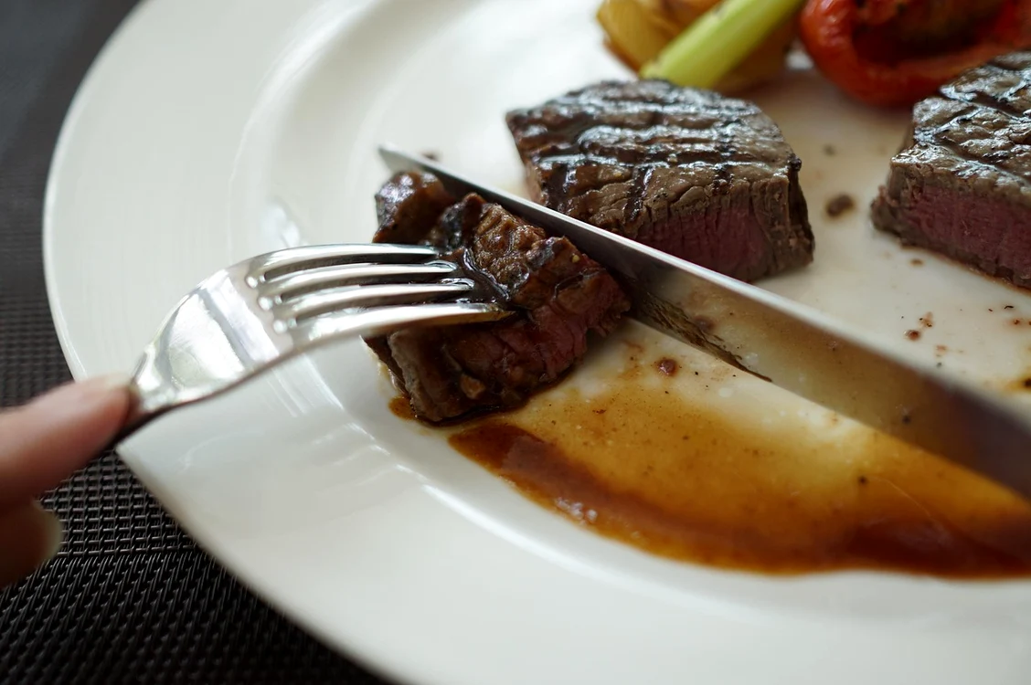 Un nou studiu demonstrează că de la o anumită vârstă consumul de carne este benefic. Foto: Pixabay 