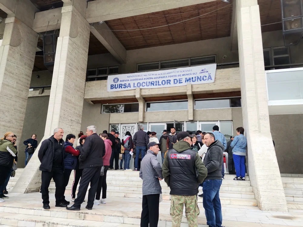 Mai mulți oameni s-au prezentat la Bursa locurilor de muncă în speranța de a-și găsi un job