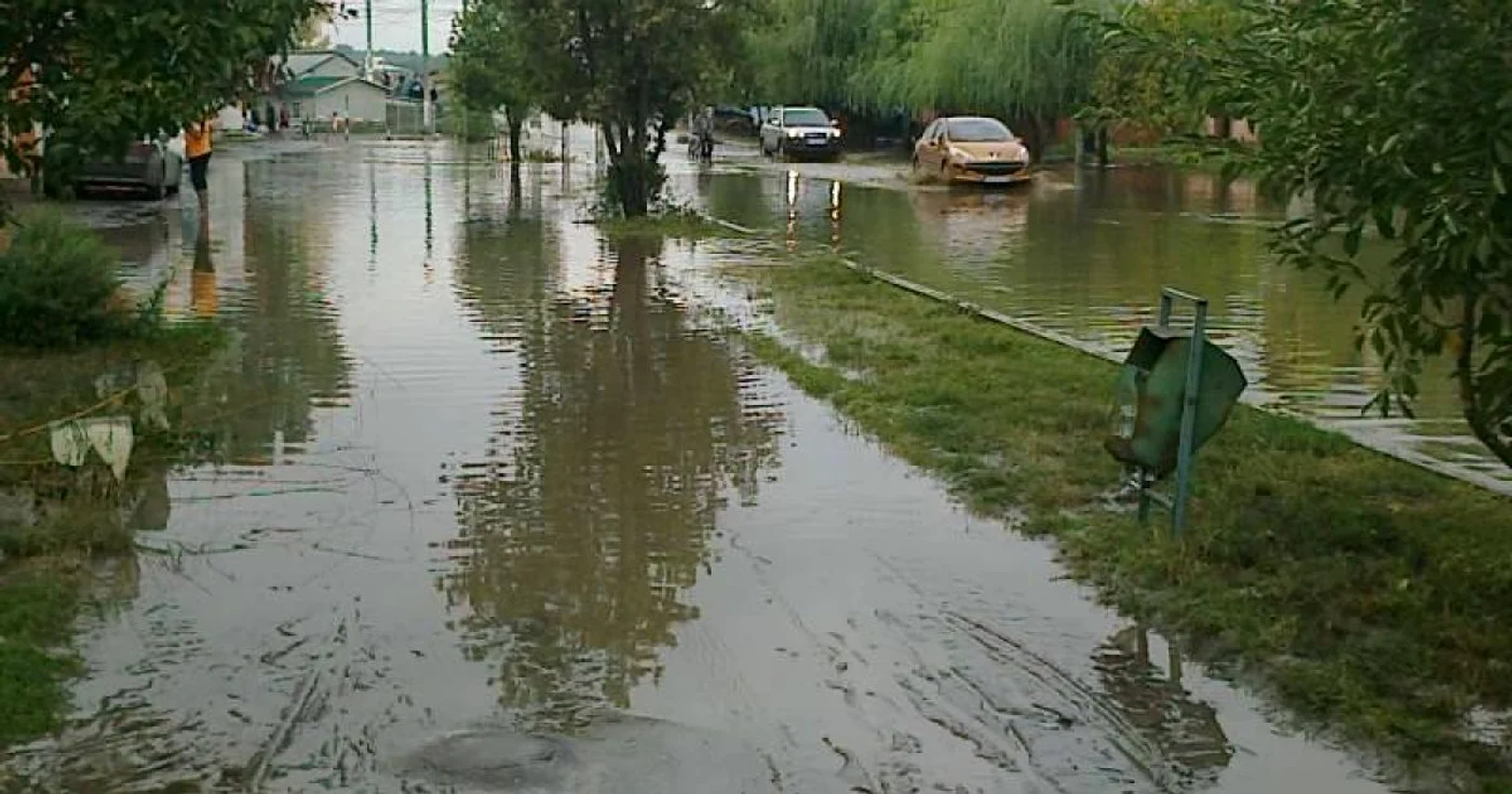 Pârâurile şi-au ieşit din matcă. FOTO Adevărul