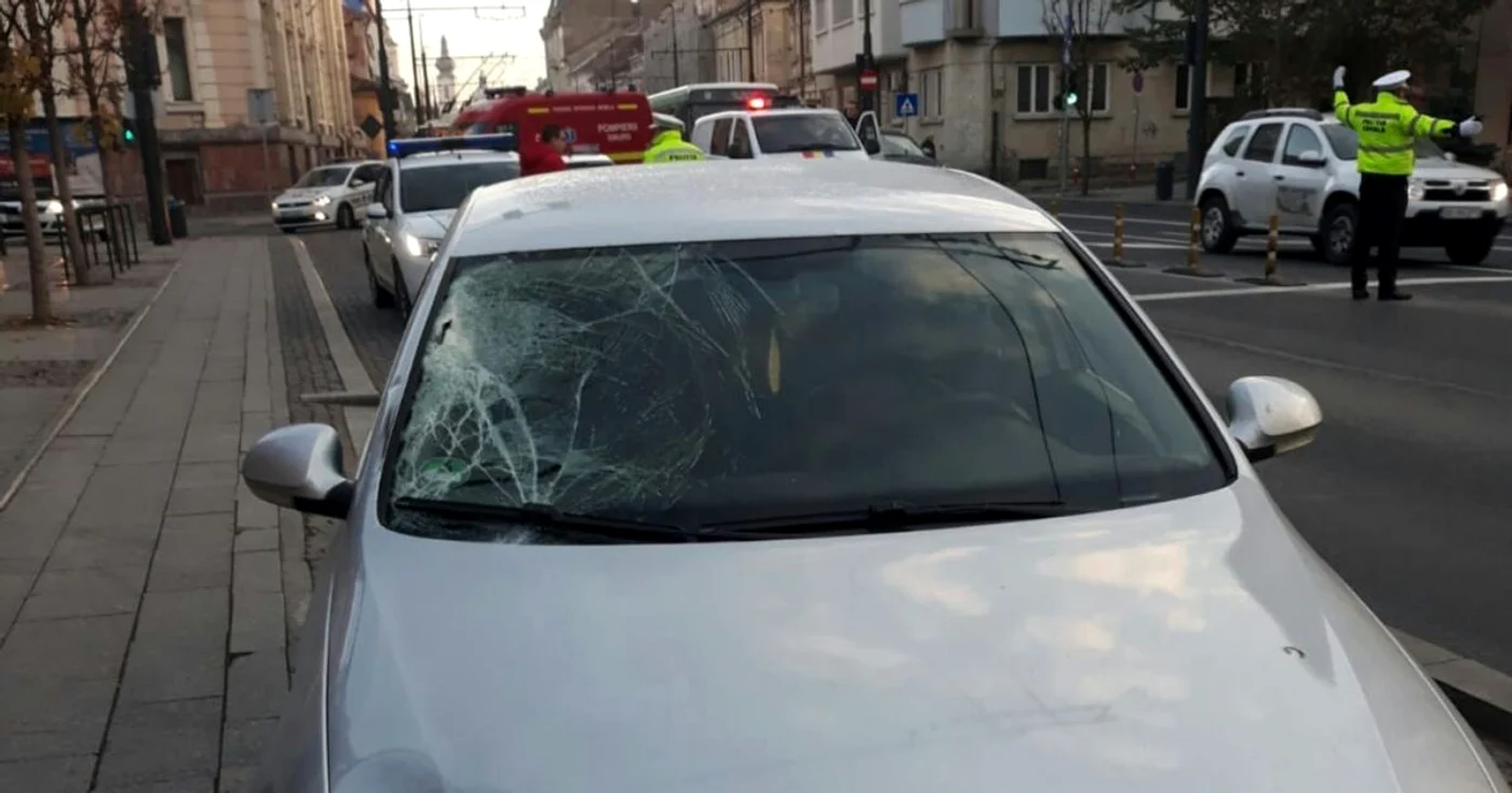 Imagine cu maşina care a lovit o femeie din Cluj pe o trecere de pietoni  FOTO: IPJ Cluj