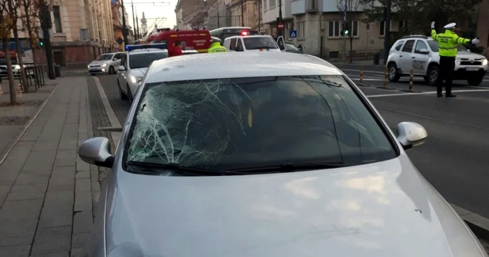 Imagine cu maşina care a lovit o femeie din Cluj pe o trecere de pietoni FOTO: IPJ Cluj