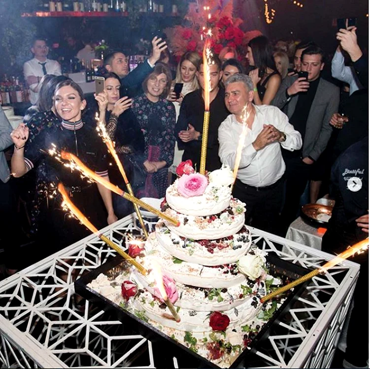 Tortul a fost decorat personal de Simona Halep și a fost adus în mijlocul invitaților pe muzică și aplauze