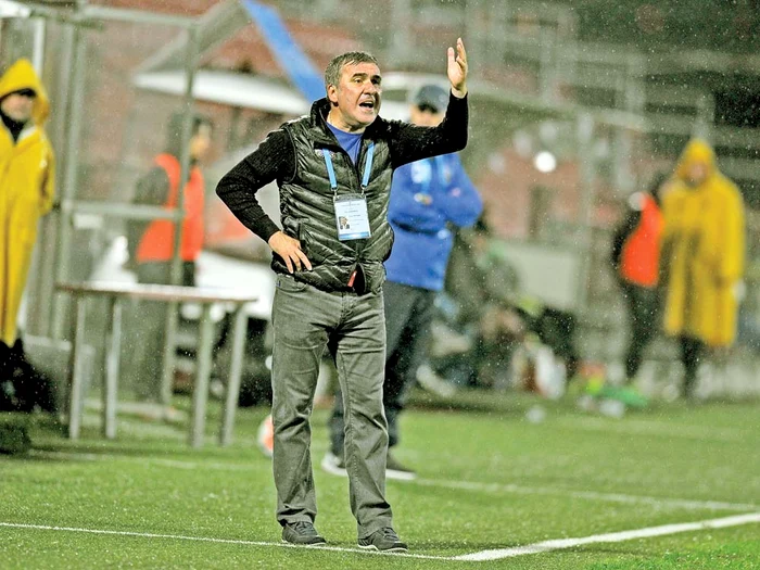 
    Gică Hagi vrea să continue  ca antrenor la Viitorul  până la finalul sezonului  