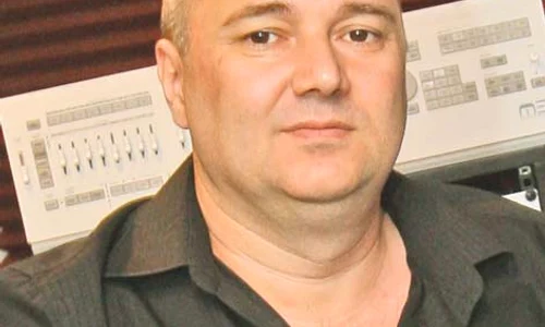 Impresarul Radu Baron le trânteşte uşa n nas solistelor fără voce  jpeg