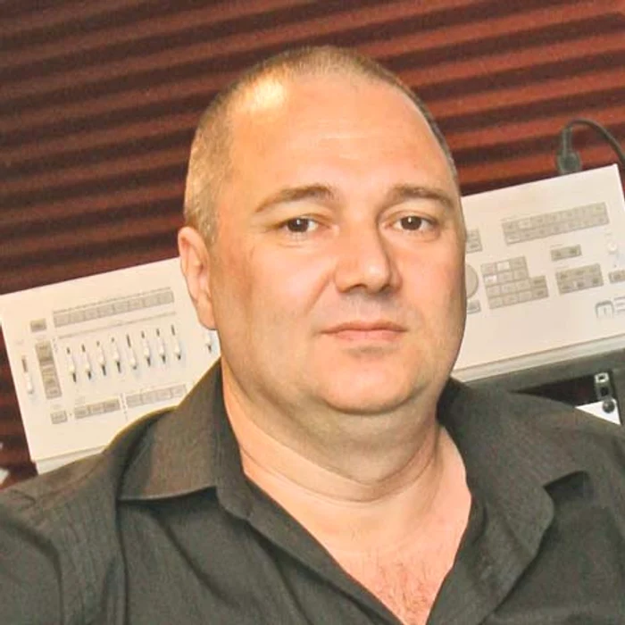 Impresarul Radu Baron le trânteşte uşa-n nas solistelor fără voce