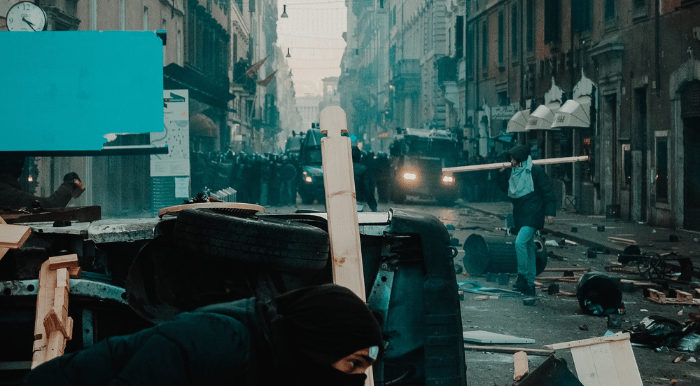 De ce devine extremismul popular? Despre riscul gândirii în alb și negru