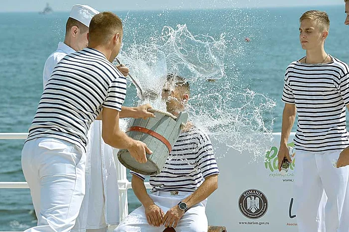 Acest tânăr s-a răcorit şi fără voia lui, după ce a pierdut o întrecere între marinari 