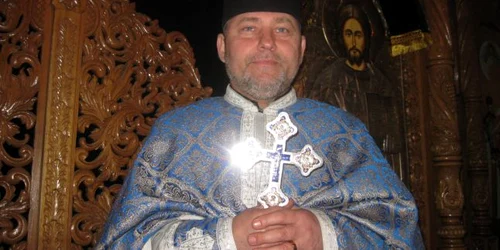 Părintele Leontin Cristian slujeşte la Altarul bisericii „Sfinţii Mucenici Brâncoveni”