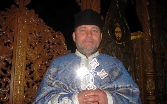 Părintele Leontin Cristian slujeşte la Altarul bisericii „Sfinţii Mucenici Brâncoveni”