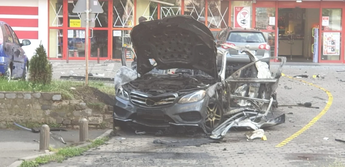 Masina explodata parcare supermarket Arad FOTO aradon.ro