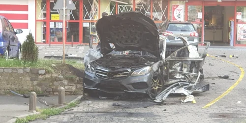 Masina explodata parcare supermarket Arad FOTO aradon.ro