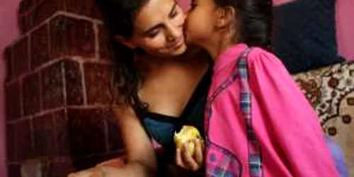 Anca Mezei este considerată Zâna cea Bună de copiii romi din Braşov FOTO ADEVĂRUL