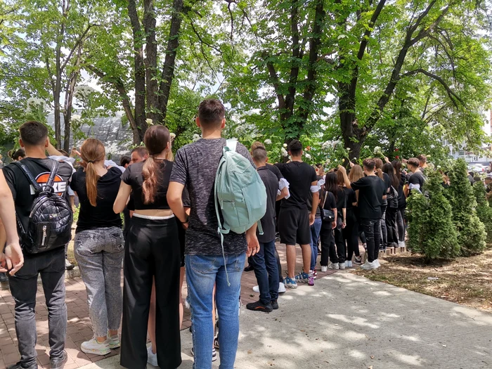 Sute de prieteni și cunoscuți l-au condus pe Flavius pe ultimul drum FOTO: A.M.