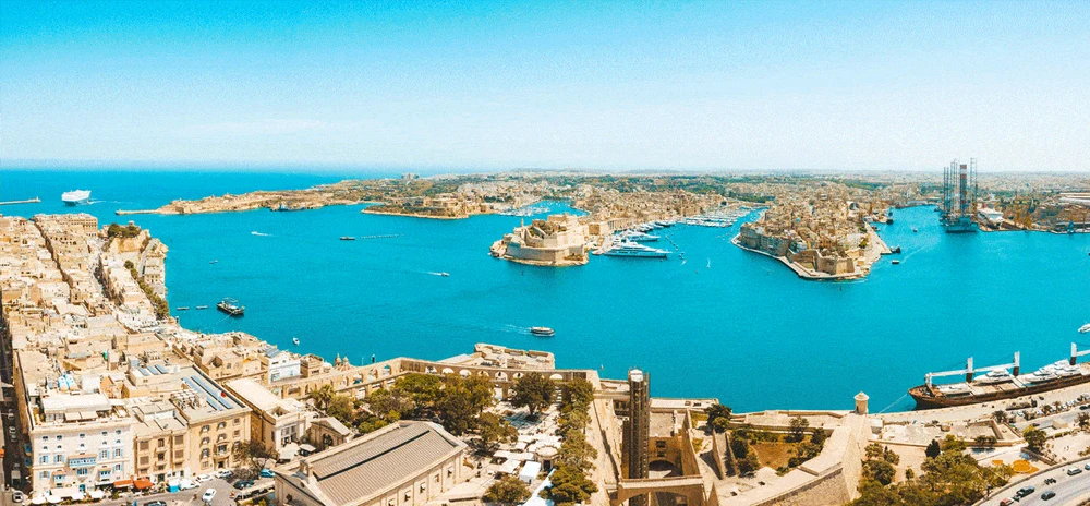 Țara cu cel mai ieftin combustibil din Europa. Secretul prețurilor mici la pompă și costul vieții pe superba insulă, preferată și de români