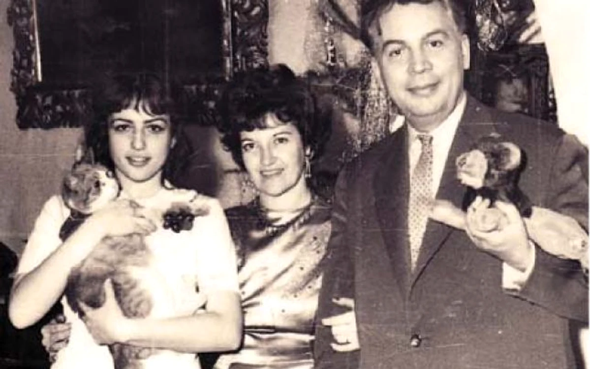 Adolescenta Corina Chiriac, alături de mama şi tatăl său