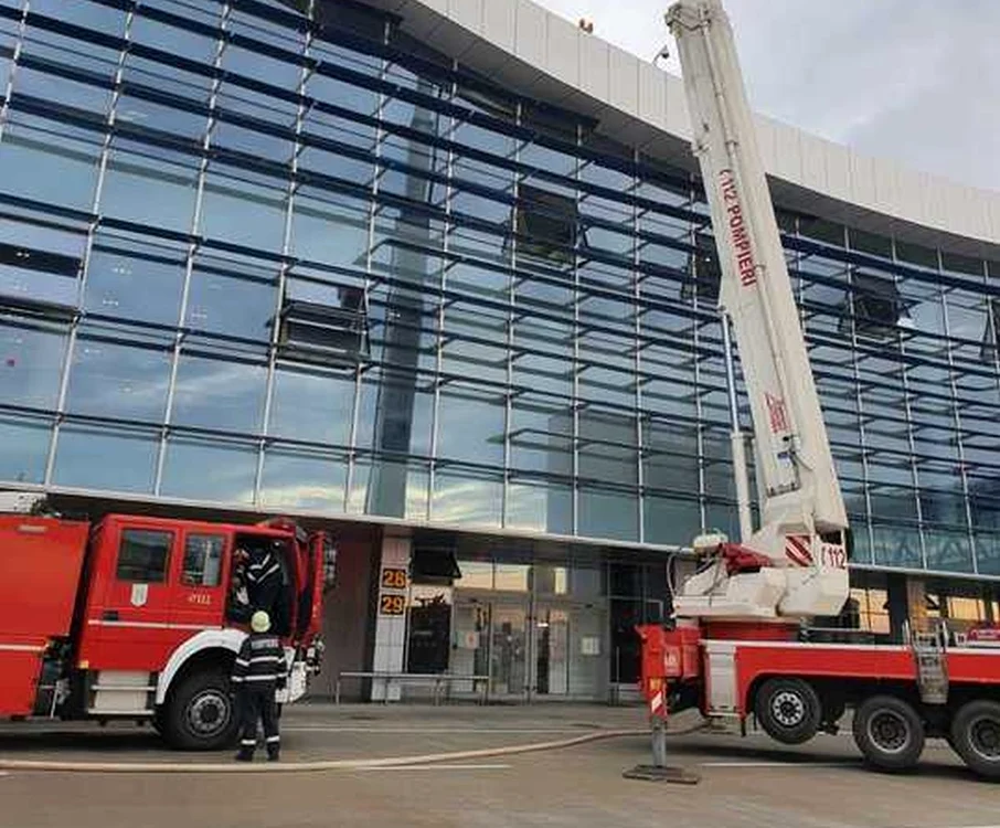 În momentul incidentului, în zona de îmbarcare erau 2.300 de pasageri, fiind evacuaţi din zona de restaurante aproximativ 590 de pasageri.Foto: news.ro