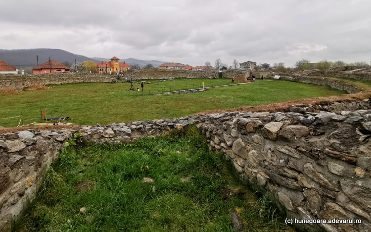 Amfiteatrul roman înainte de începerea lucrărilor de restaurare. Foto: Daniel Guță. ADEVĂRUL