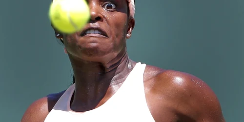 Americanca Sloane Stephens în acţiune împotriva Victoriei Azarenka din Belarus în timpul unui meci din semifinalele turneului de tenis Miami Open la Key Biscayne Miami Florida FOTO EPA-EFE / Erik S Lesser