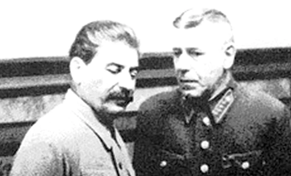 Iosif Stalin, alături de mareșalul Boris Șapoșnikov (© mil.ru)